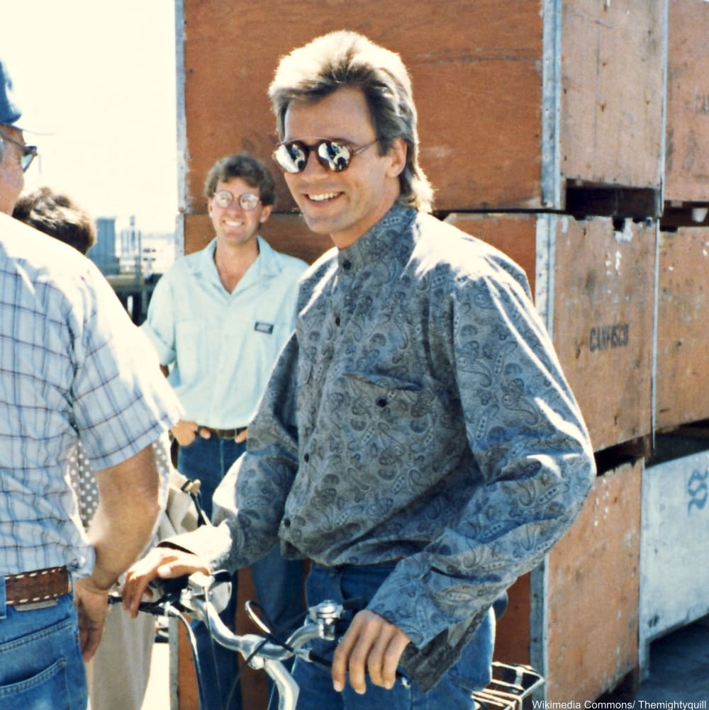 Richard Dean Anderson on the set of MacGuyver