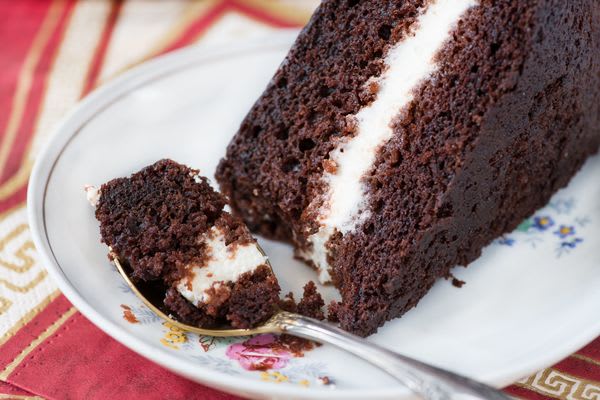 Your Favorite Childhood Treat Reincarnated - The Hostess Cupcake Cake Your Favorite Childhood Treat Reincarnated - The Hostess Cupcake Cake