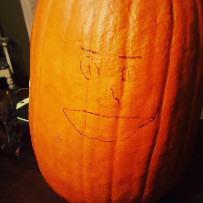 Nobody bothered to carve this jank Jack-O-Lantern / Via Alec Edward Graichen