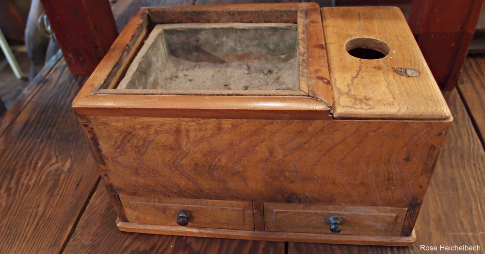 Oak Pipe Smoking Station