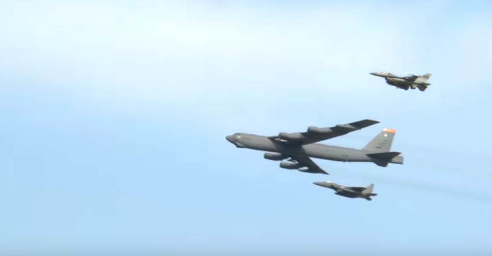 B-52 bombers fly over South Korea / Via Senior Airman Daniel Robles