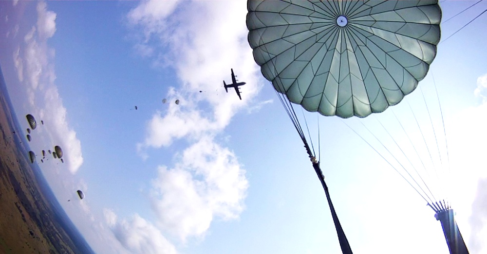 Paratroopers over the Ukraine / Via U.S. Army Europe