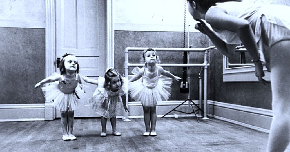 A ballet school from around 1955 / Via The Library of Congress