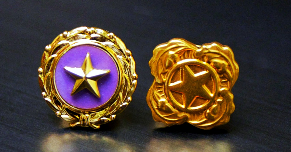 Gold Star lapel pins are awarded to the immediate family members of fallen servicemembers / Via The U.S. Army
