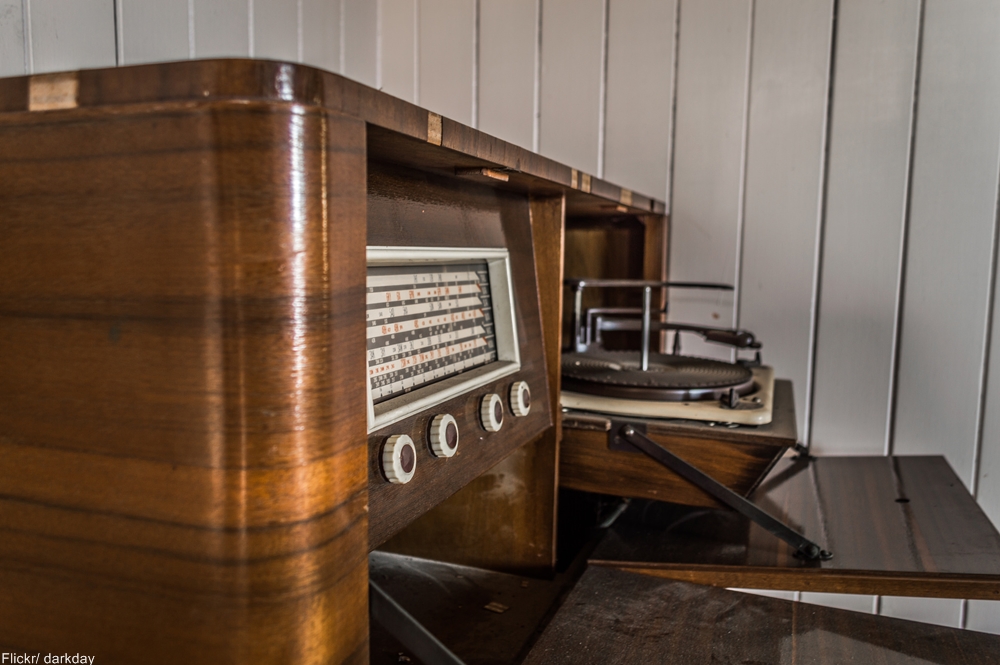 Old Fashioned Radio and Turntable