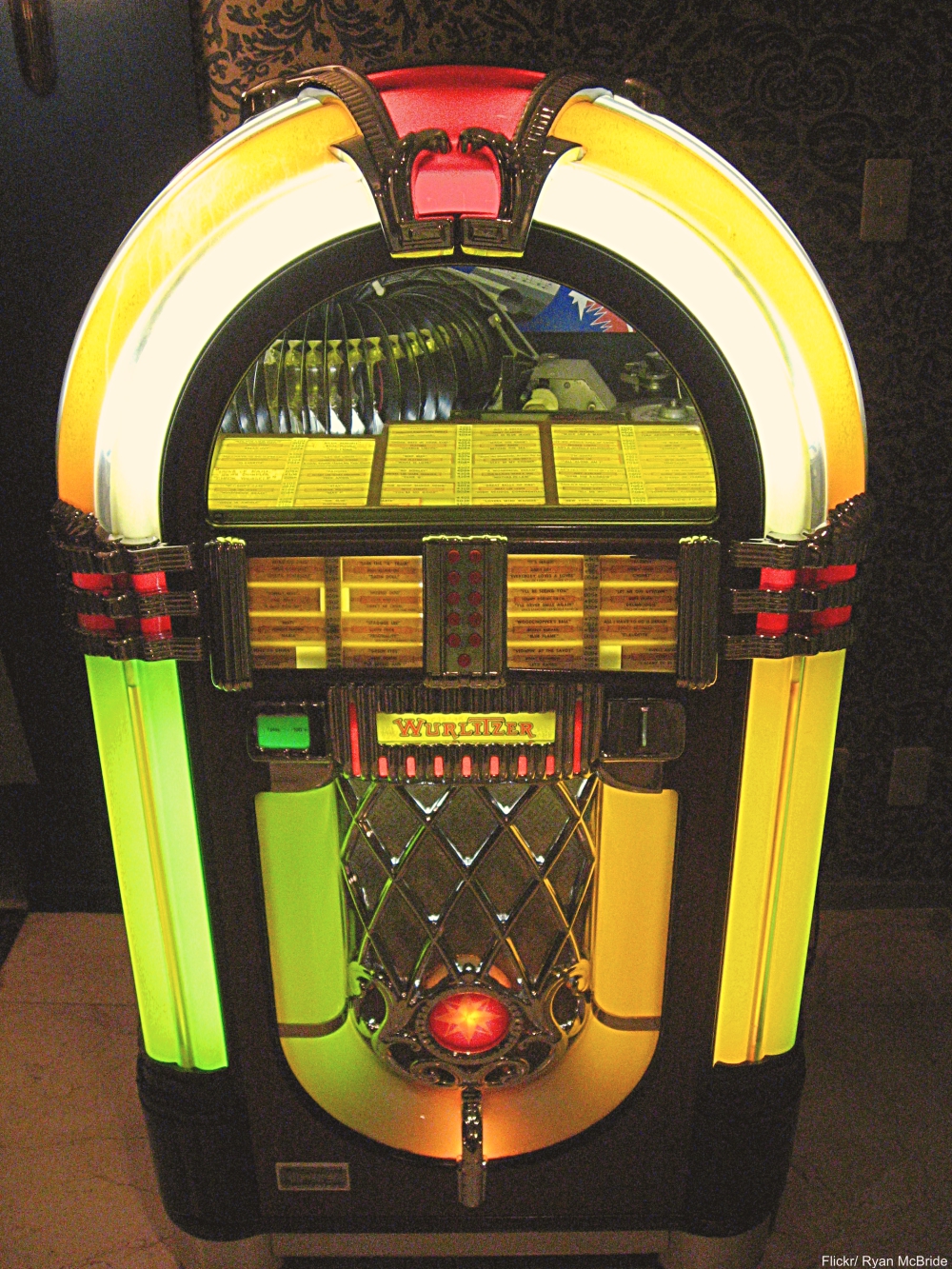 Vintage jukebox - Technology Items We Miss