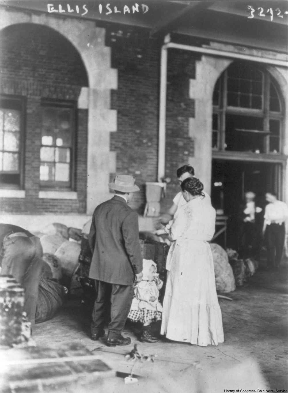 Incredible Photos of Immigrants at the Turn of the Century