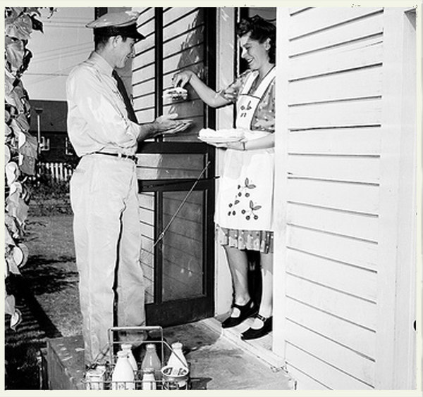 13 Fantastic Photos From The 1800s Show How Milkmen Used To Deliver