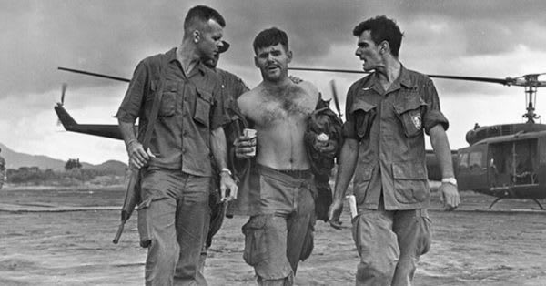 Source: U.S. Army Captain Gary Michael Rose (center) helped from a helicopter in Vietnam.