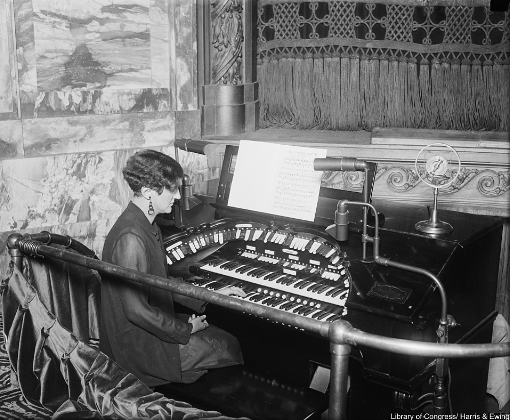1928 flapper organist