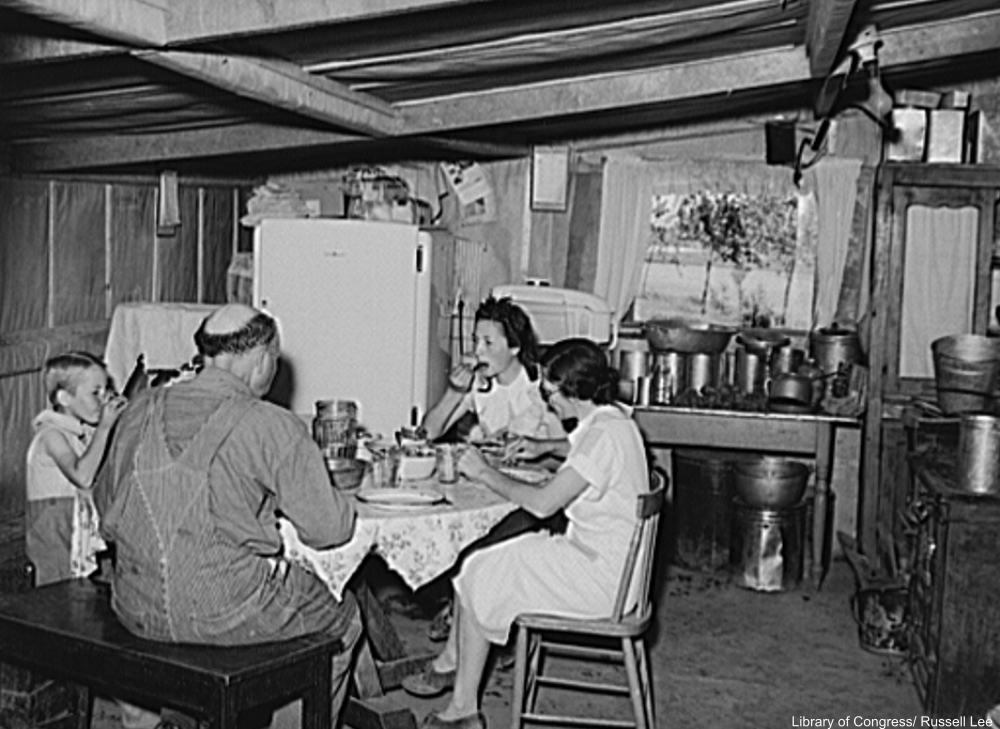 Depressionera family eating dinner together