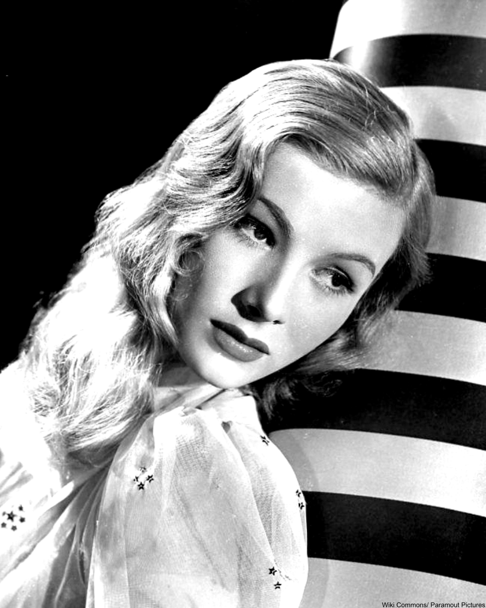 Veronica Lake 1940s publicity photo