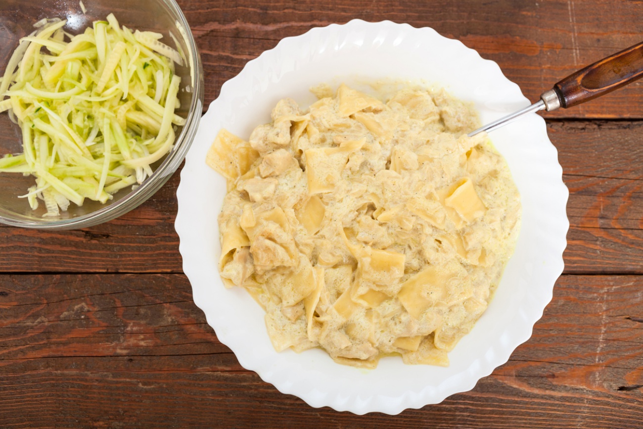 Pasta with chicken meat and mustard