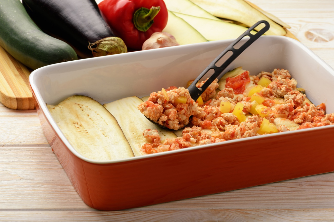 Casserole with chicken, eggplant, zucchini and tomatoes. Cooking process.
