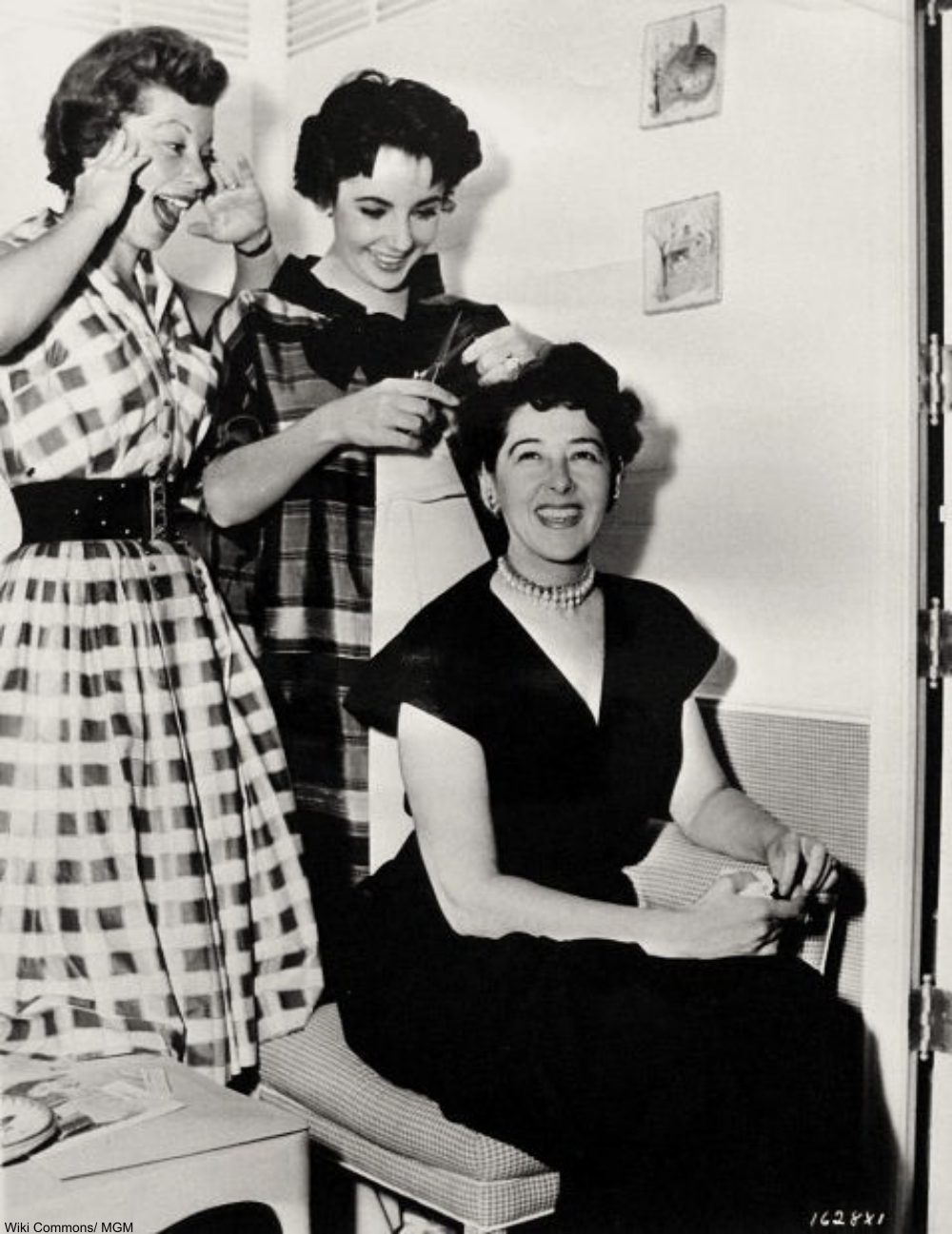 Elizabeth Taylor doing hair on set.