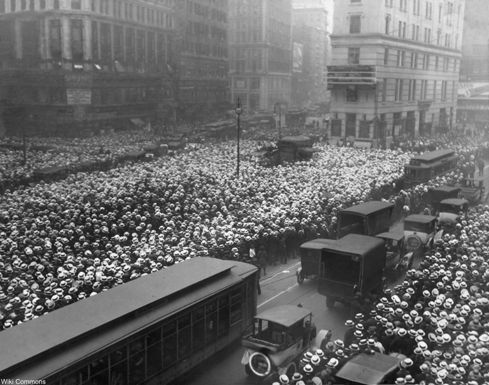 1921 men crowd the streets waiting for news of the boxing match between Jack Dempsey and Georges Carpentier