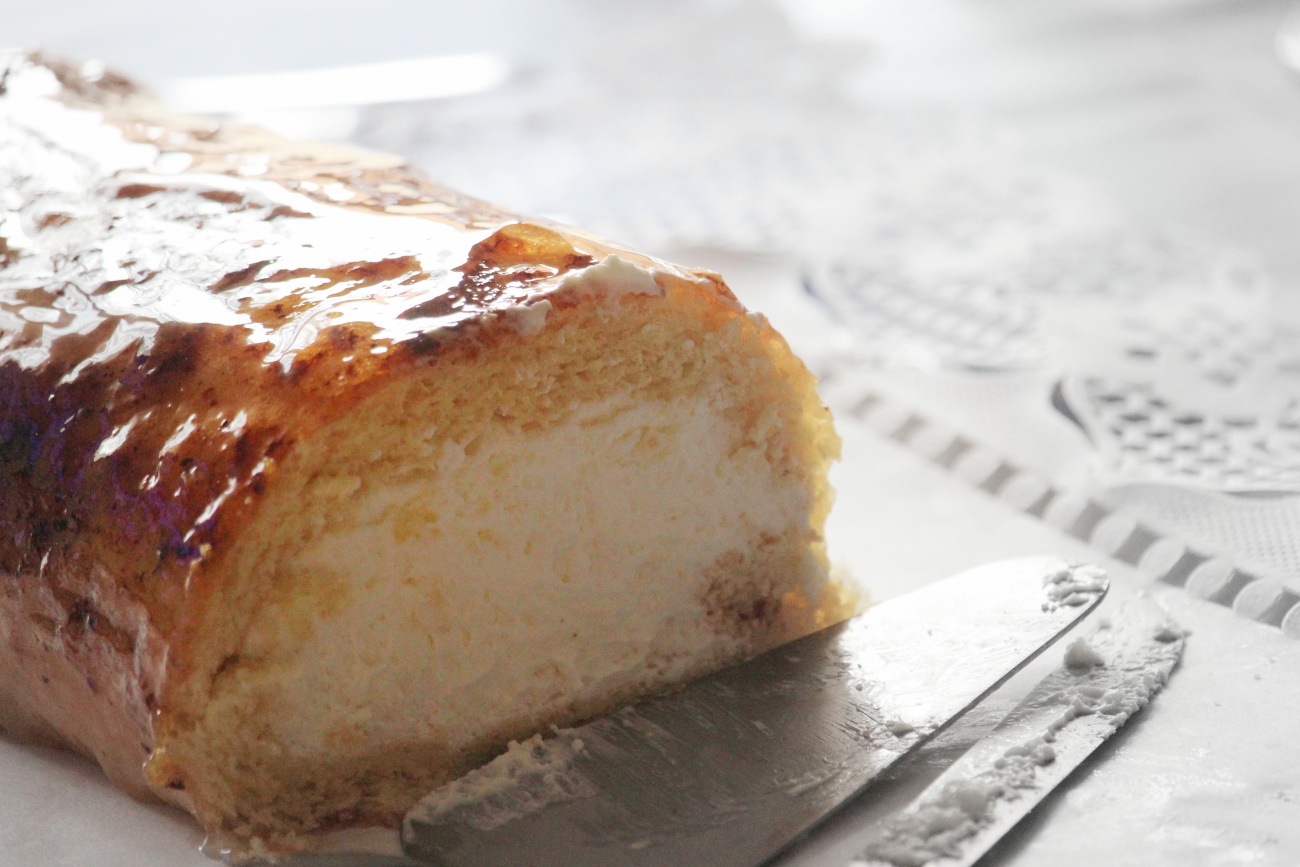 Creme Brulee Roll Cake 12 Tomatoes