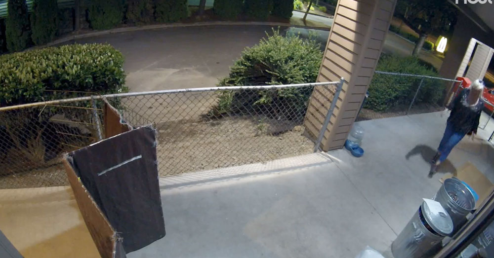 Source: Facebook/KATU News The woman pulls up in a red vehicle and heads toward the food.