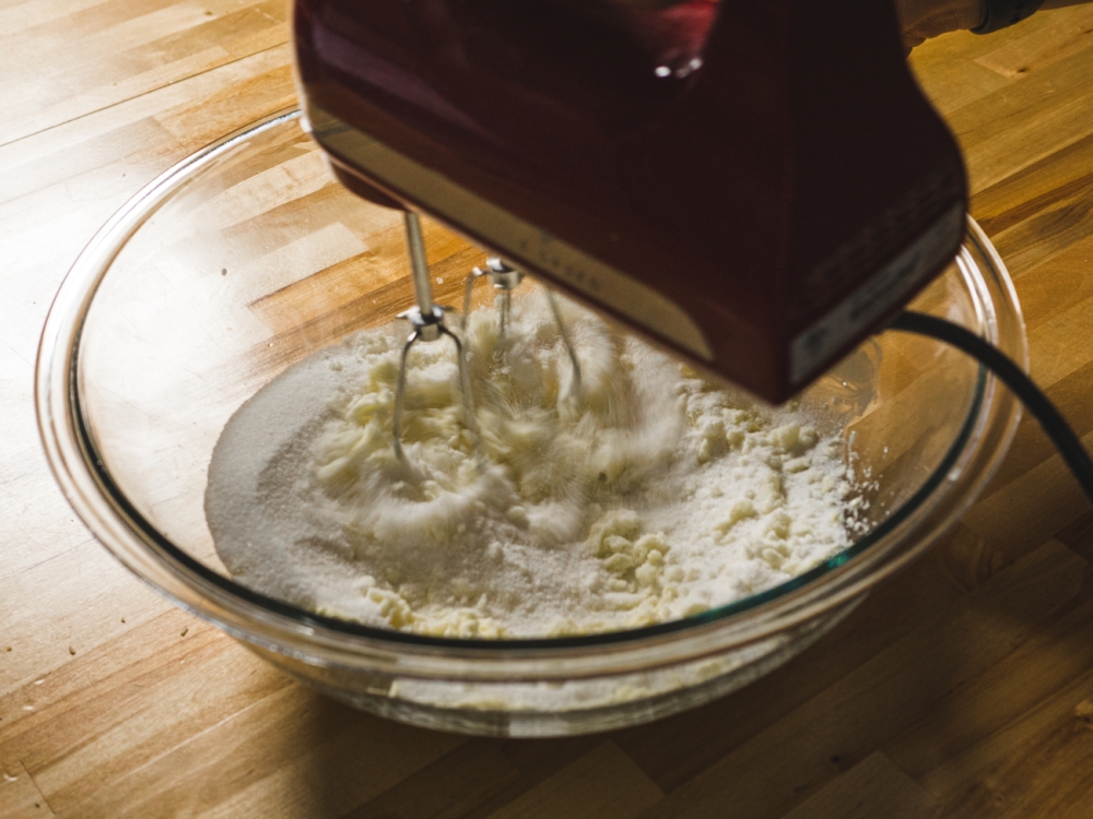 making snickerdoodle cake