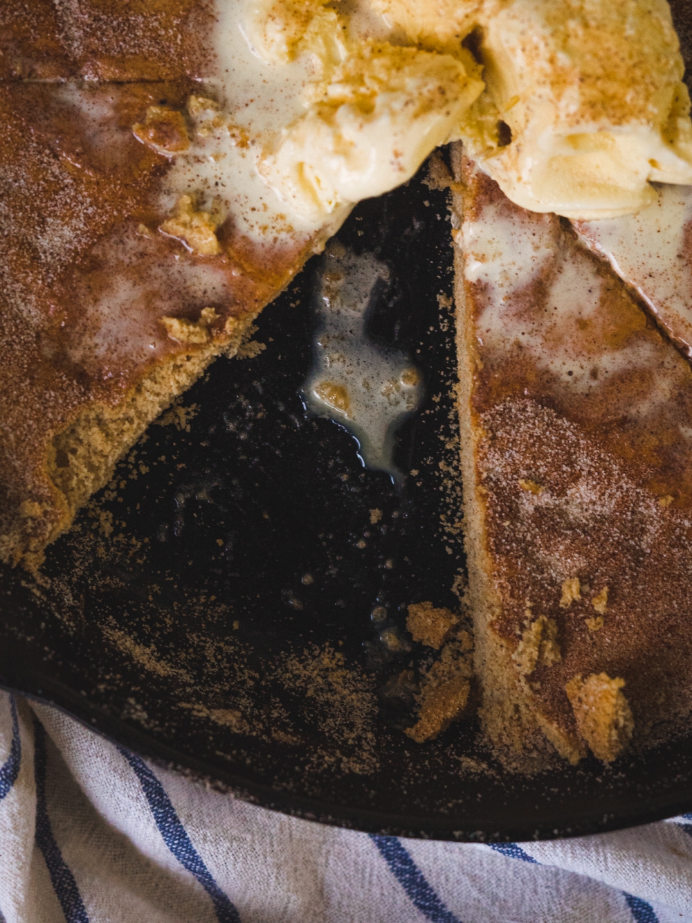 sliced snickerdoodle skillet cake